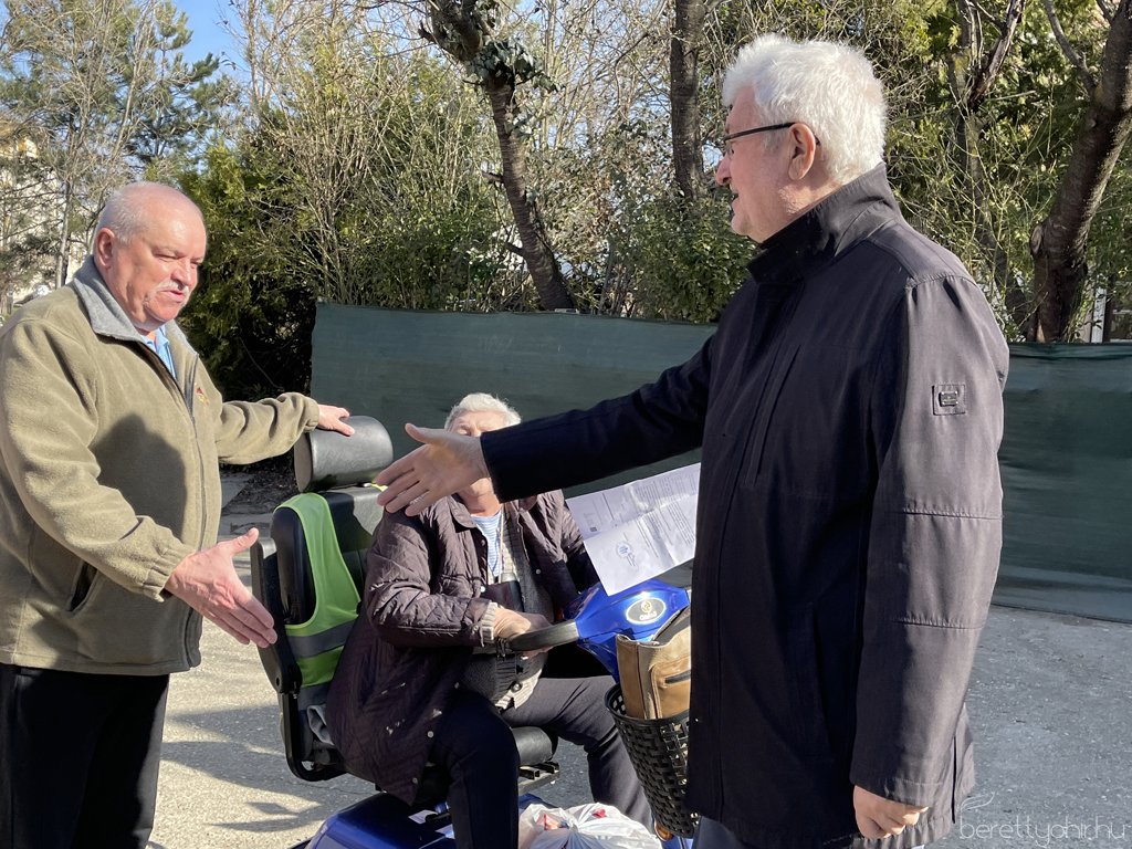 Adományosztás a családsegítő központban 09